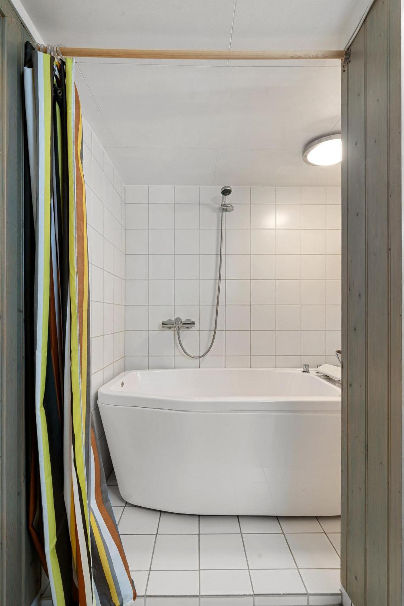 Room In Cozy Apartment 7 Min Walk From The City Center Tromsø Kültér fotó